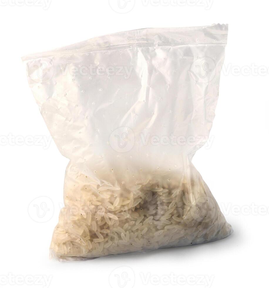 pacchetto di asciutto bianca riso nel avvicinamento foto