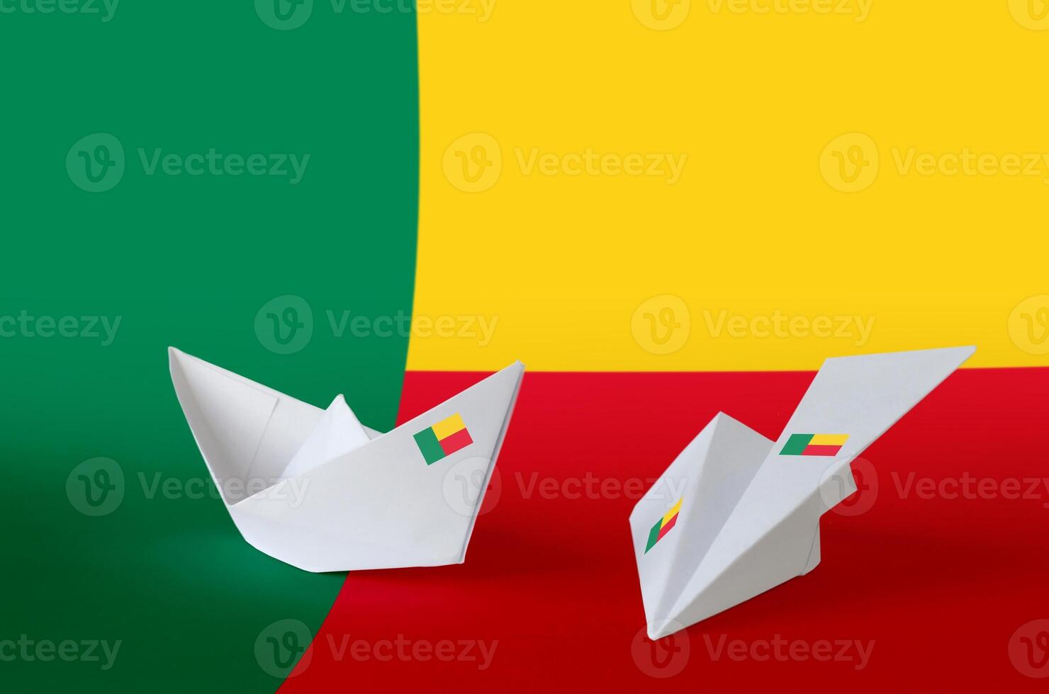 benin bandiera raffigurato su carta origami aereo e barca. fatto a mano arti concetto foto