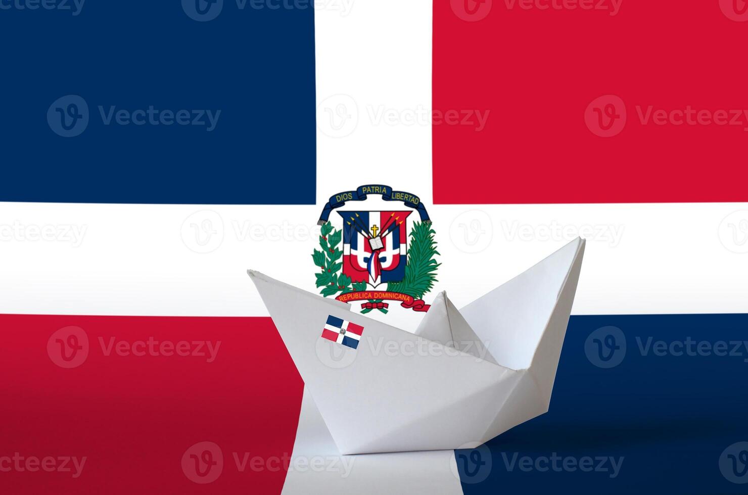 domenicano repubblica bandiera raffigurato su carta origami nave avvicinamento. fatto a mano arti concetto foto
