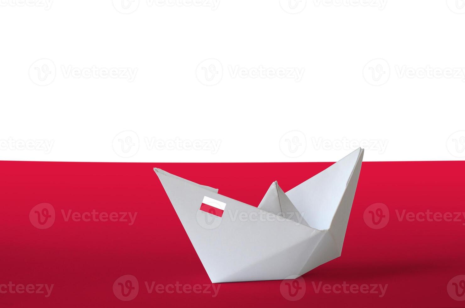 Polonia bandiera raffigurato su carta origami nave avvicinamento. fatto a mano arti concetto foto