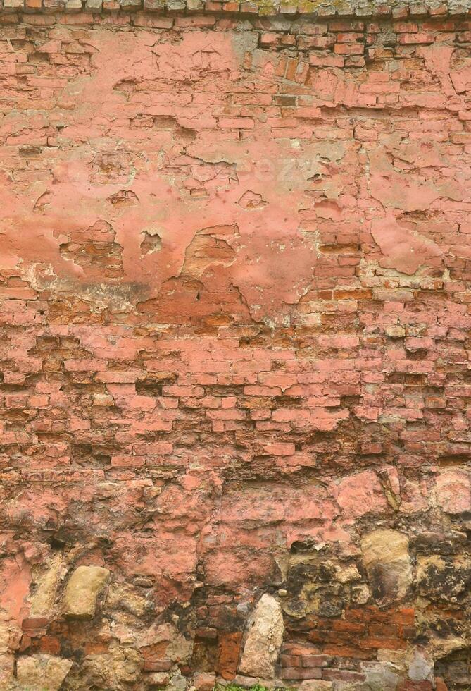 molto vecchio danneggiato rosso mattone parete con senza ossa mattoni e cemento mortaio foto