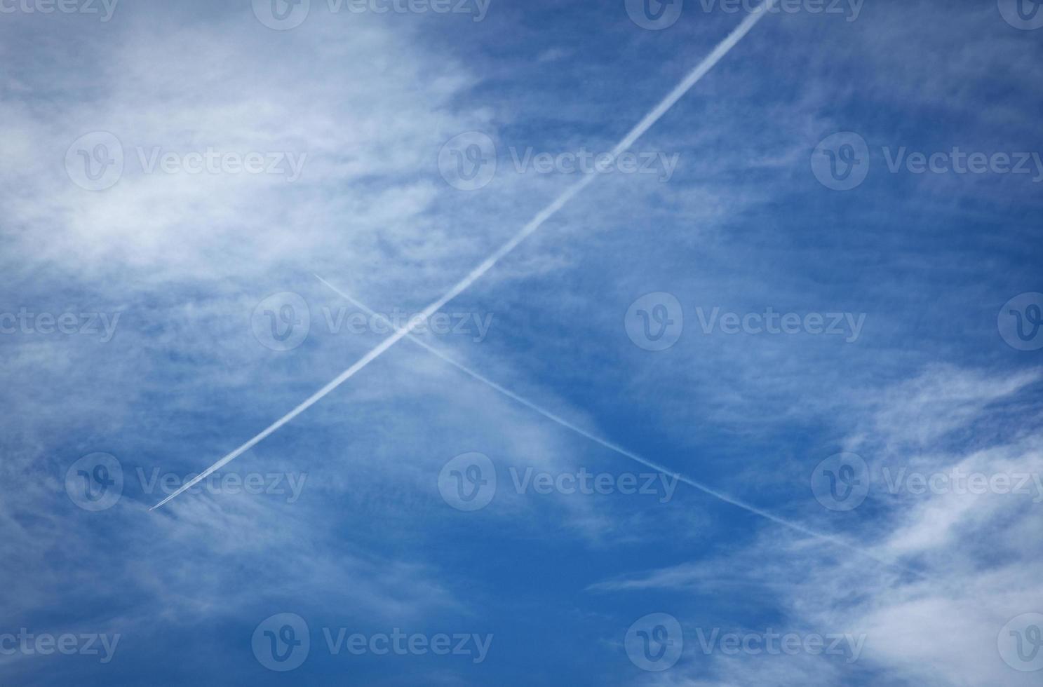 i fumi tracciano le piste degli aerei nel cielo foto