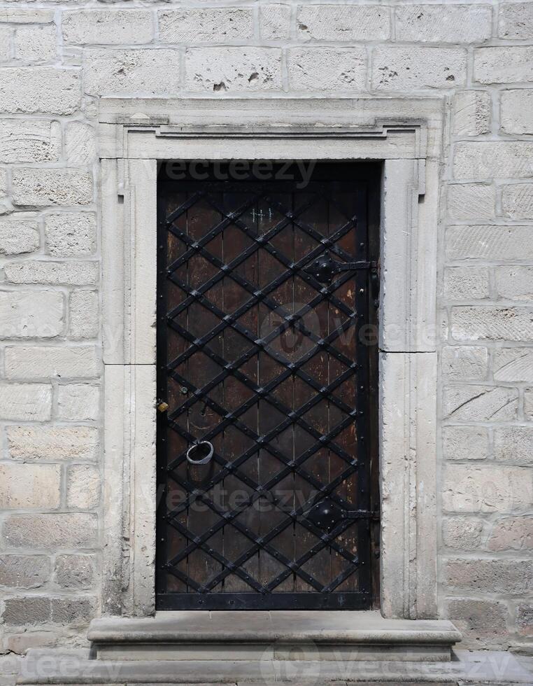 molto vecchio solido porta nel mattone pietra parete di castello o fortezza di 18 ° secolo foto