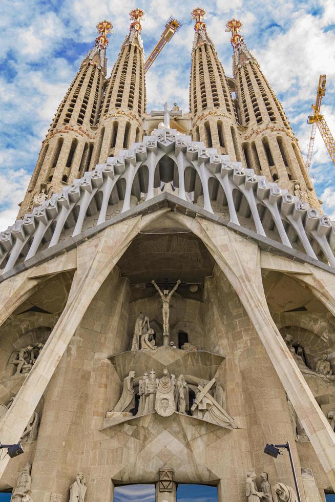 barcellona, spagna, 7 ottobre 2019 - cattedrale la sagrada familia a barcellona, spagna. è stato progettato dall'architetto antonio gaudi e costruito dal 1882. foto