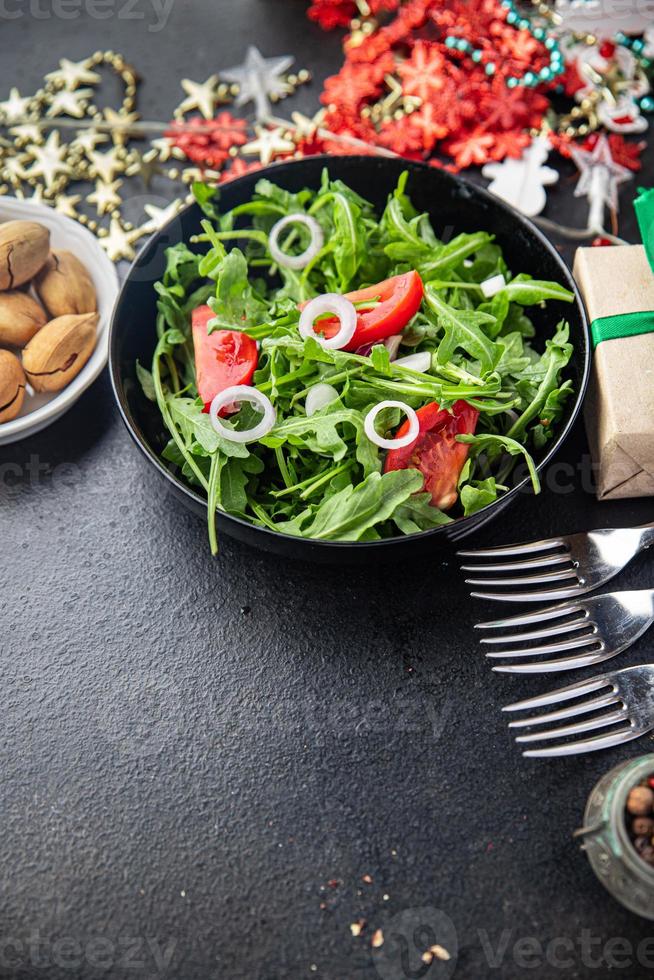insalata di verdure fresche rucola, pomodoro, cipolla pasto spuntino sul tavolo copia spazio cibo sfondo foto