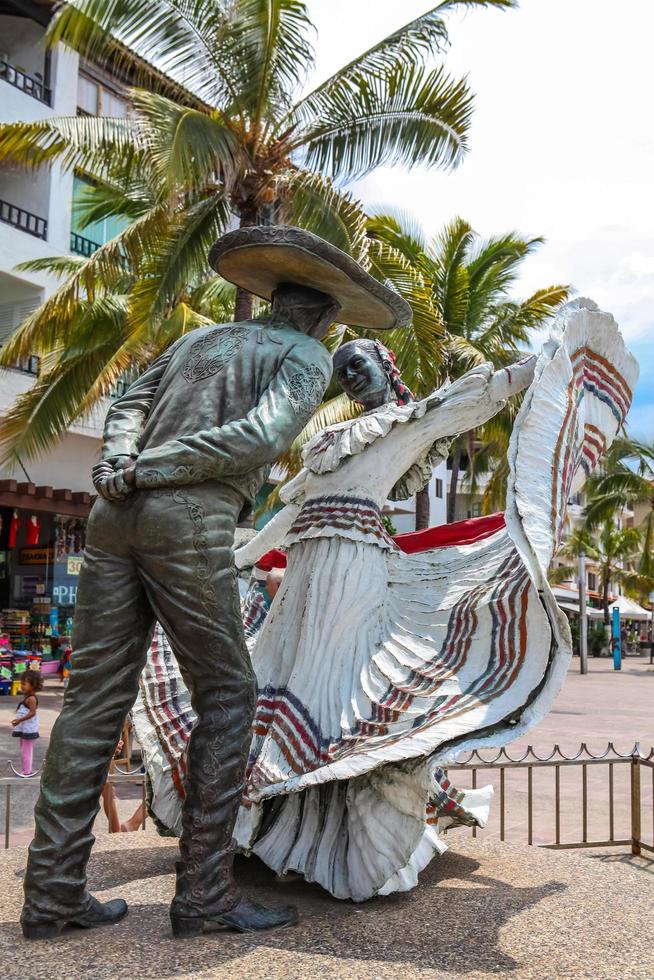 puerto vallarta, messico, 6 settembre 2015 - statua di ballerini di vallarta a puerto vallarta, messico. la scultura è stata realizzata da jim demetro nel 2006 foto