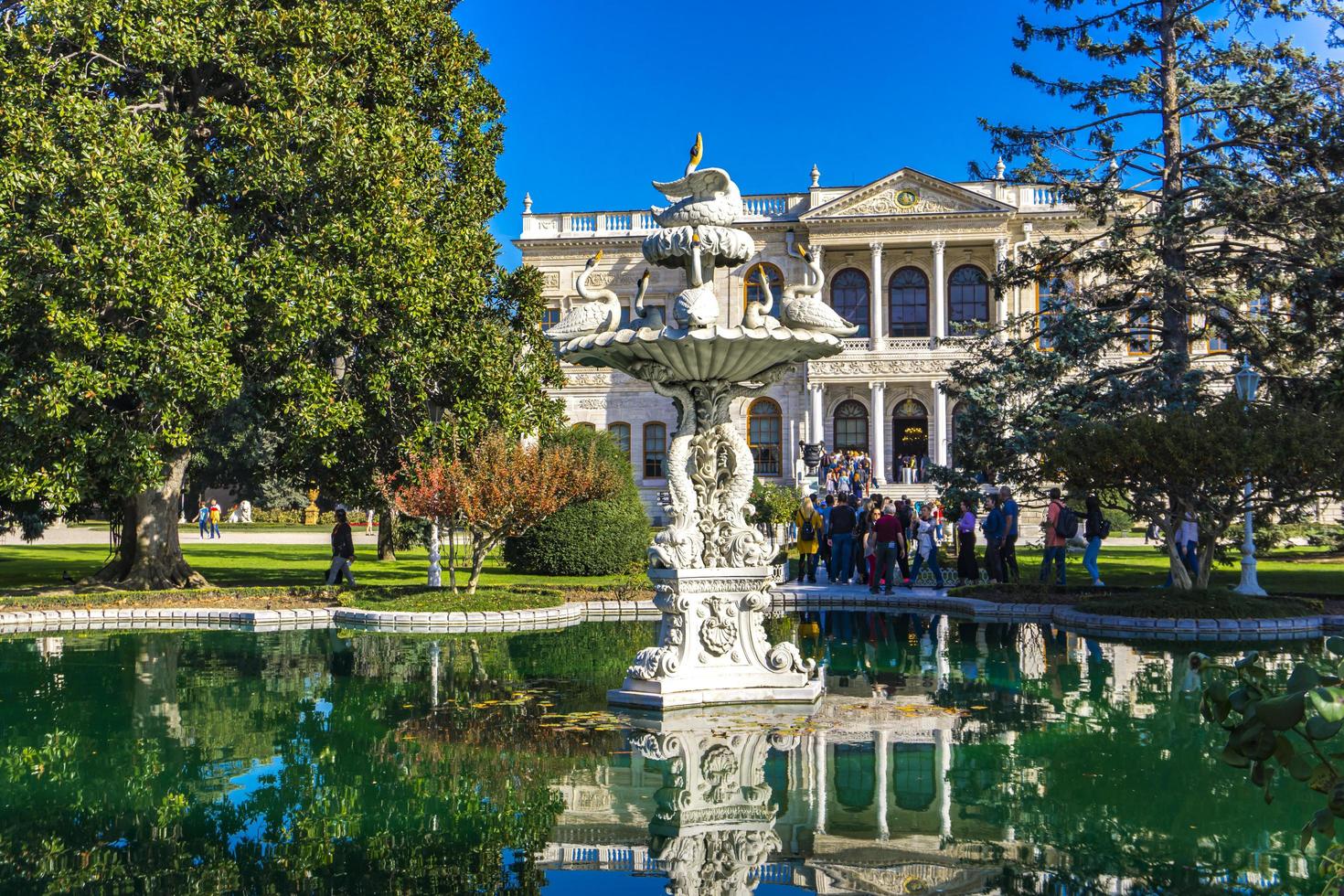 Istanbul, Turchia, 9 novembre 2019 - persone non identificate dalla fontana al palazzo dolmabahce a istanbul. il palazzo fu costruito nel 1856 e servì come principale centro amministrativo dell'impero ottomano fino al 1922 foto