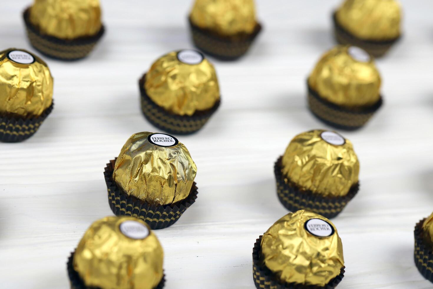 Kharkiv, Ucraina - gennaio 2, 2021 ferrero Rocher - il giro cioccolatini. caramella nel marchiato confezione, un' dolce piacere foto