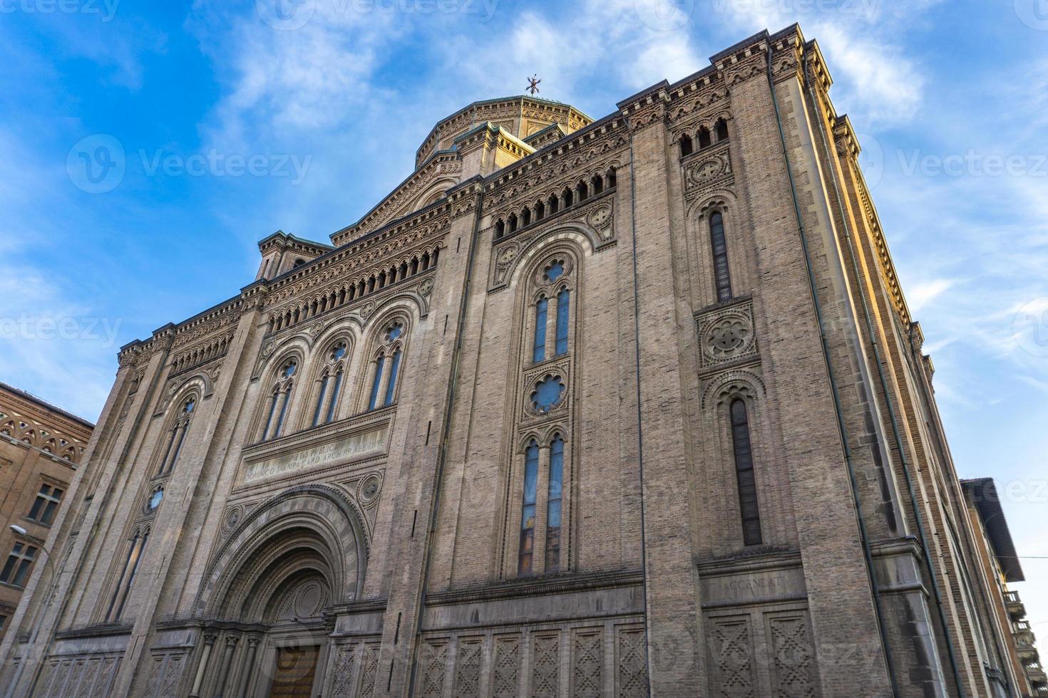 chiesa del sacro cuore di gesù a bologna, italia foto