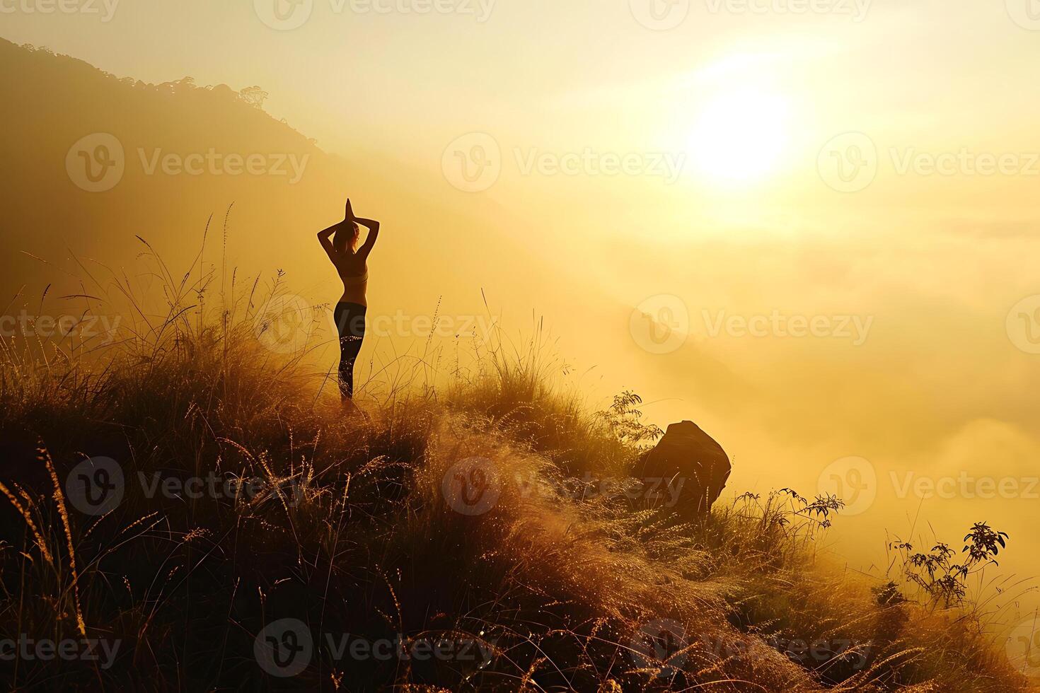 ai generato un' donna sta su un' collina e medita nel silenzio a tramonto foto