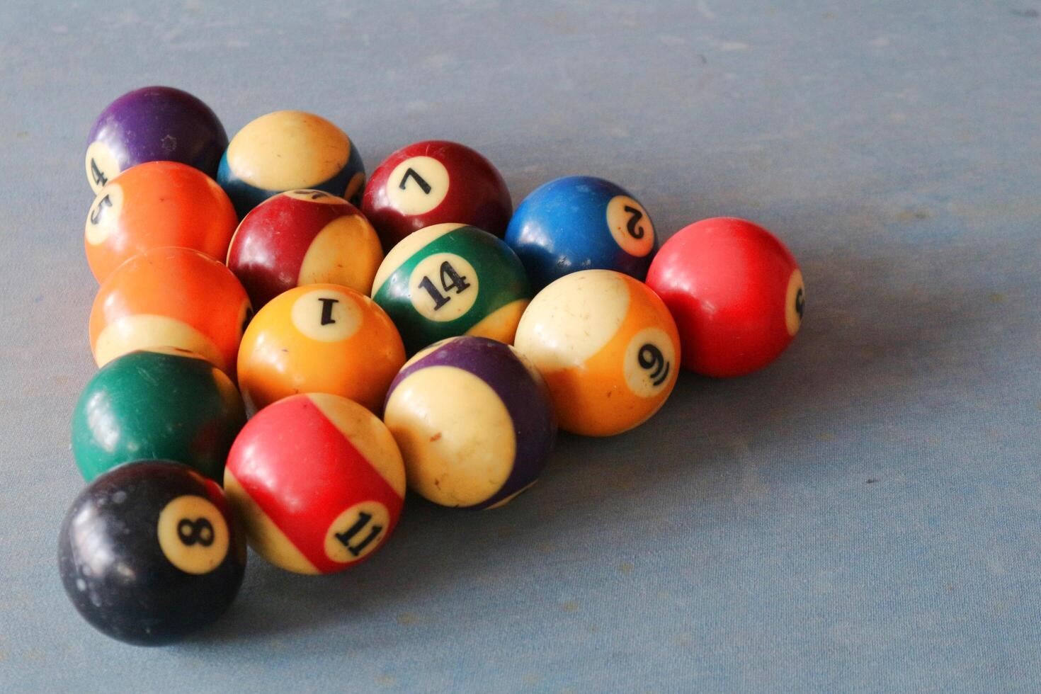 biliardo gli sport gioco. multicolore biliardo palle con numeri su il piscina tavolo. attivo ricreazione e intrattenimento. foto