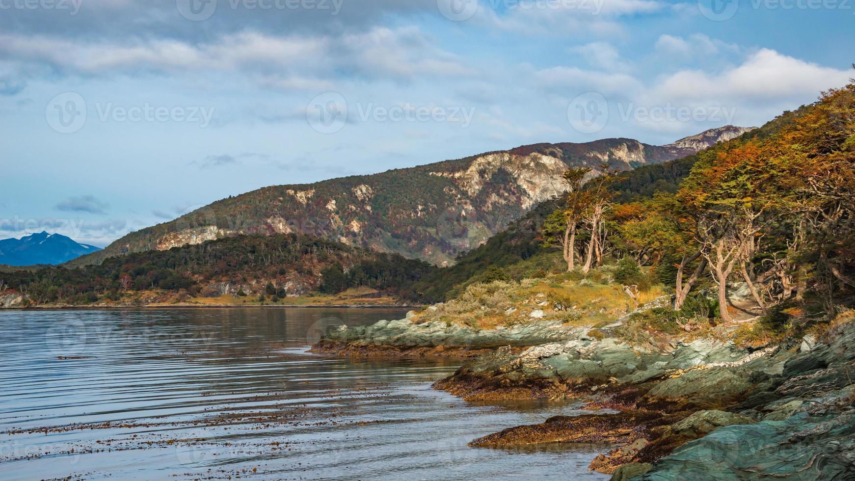 vista panoramica sul bellissimo tramonto nella baia di ensenada zaratiegui nel parco nazionale tierra del fuego, vicino a ushuaia e al canale beagle, patagonia, argentina, inizio autunno. foto