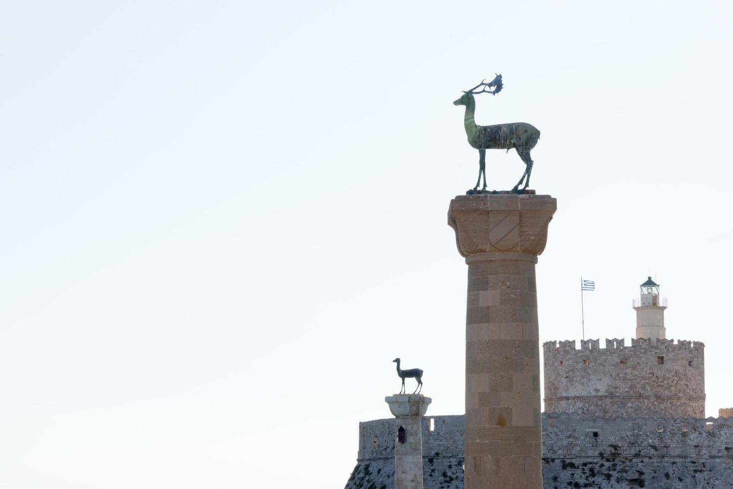 statue di cervi rodiati che guidano l'ingresso al porto, rodi, grecia foto