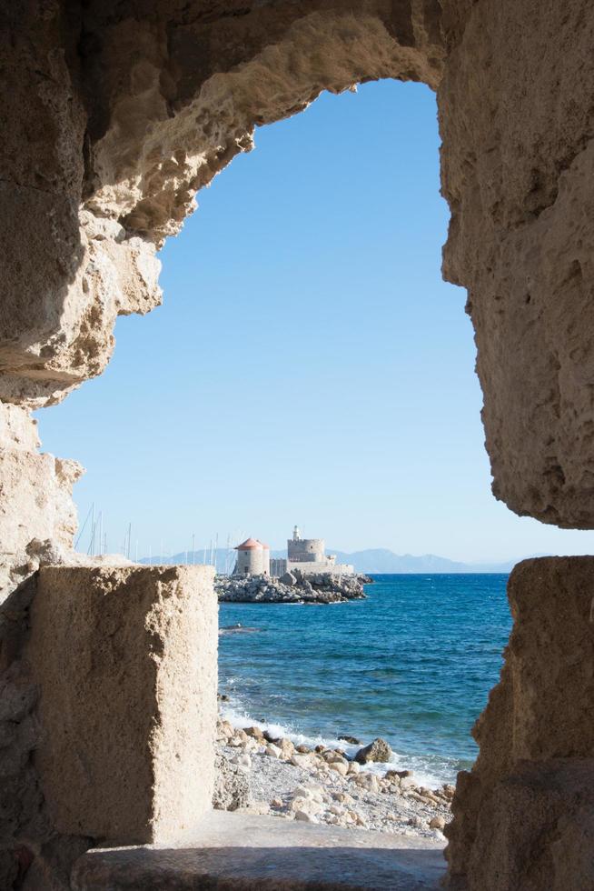 Visualizza wof rhodes beach con il porto in background, grecia foto