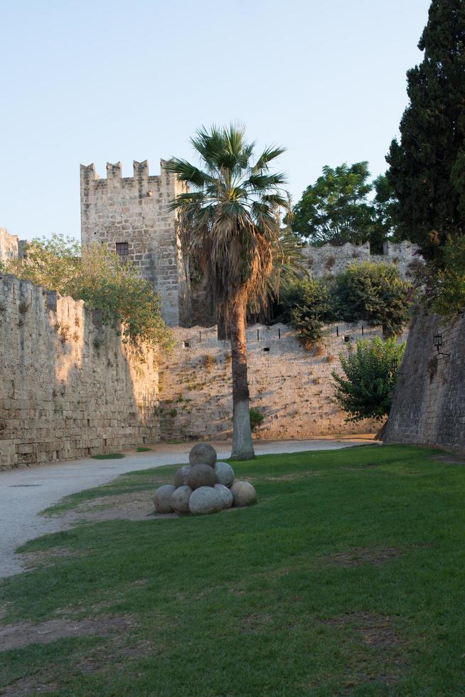 Vecchie fortificazioni in pietra a Rodi, Rodi, Dodecaneso, Grecia. percorso a piedi tra le mura foto