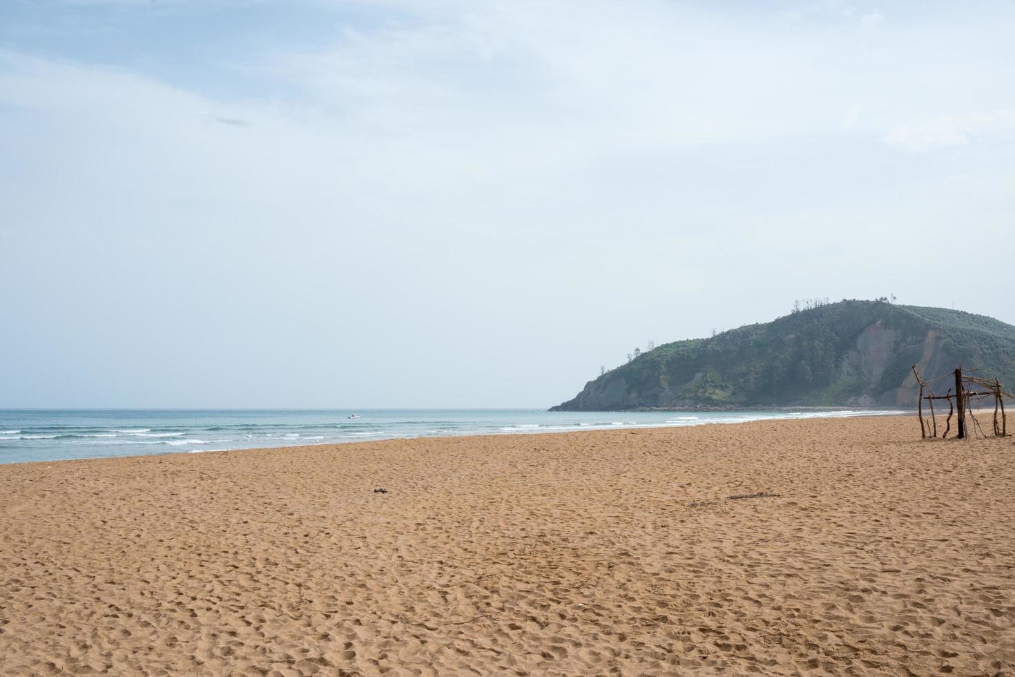 bellissimo paesaggio della spiaggia di rodiles senza persone. asturie. foto