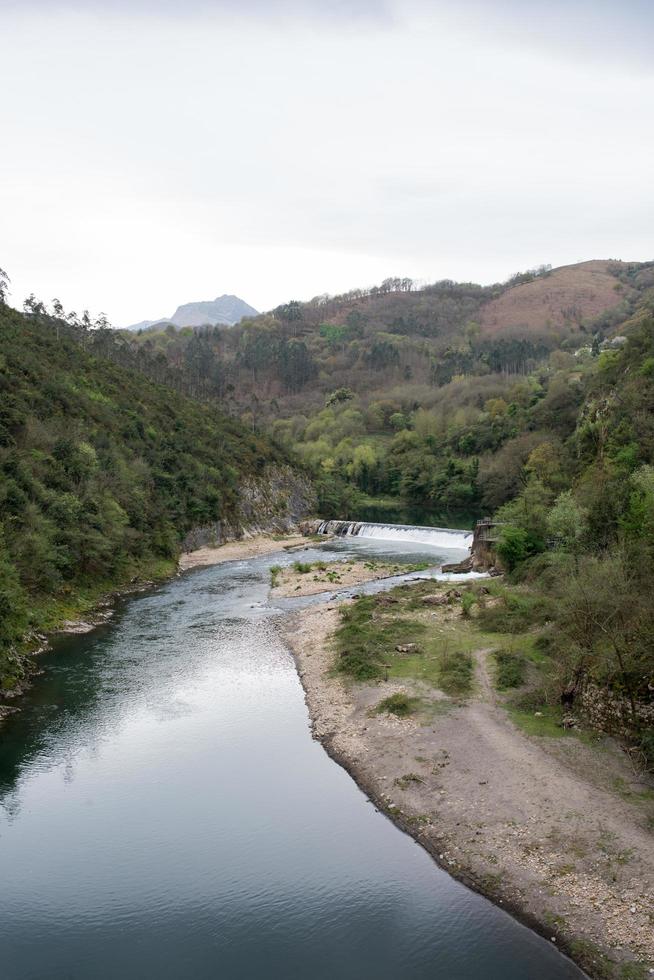 bellissimo paesaggio con fiume nalon e colline intorno vicino a las caldas, oviedo foto