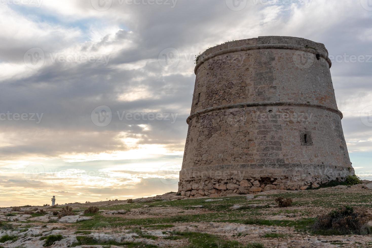 torre di avvistamento di sa savina sull'isola di formentera nelle isole baleari in spagna foto