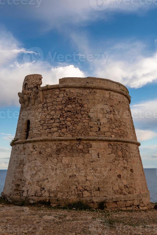 torre di avvistamento di sa savina sull'isola di formentera nelle isole baleari in spagna foto