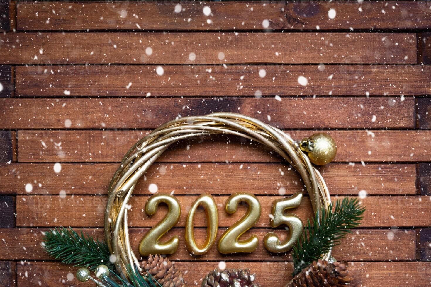 contento nuovo anno d'oro numeri 2025 su accogliente festivo Marrone di legno sfondo con paillettes, neve, luci di ghirlande. saluti, cartolina. calendario, copertina foto