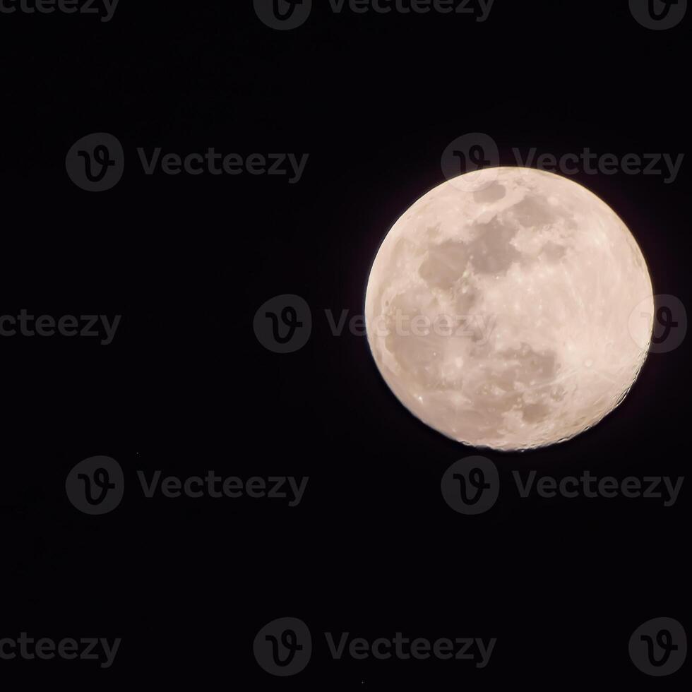 luna piena nel cielo scuro durante la notte, grande super luna nel cielo foto