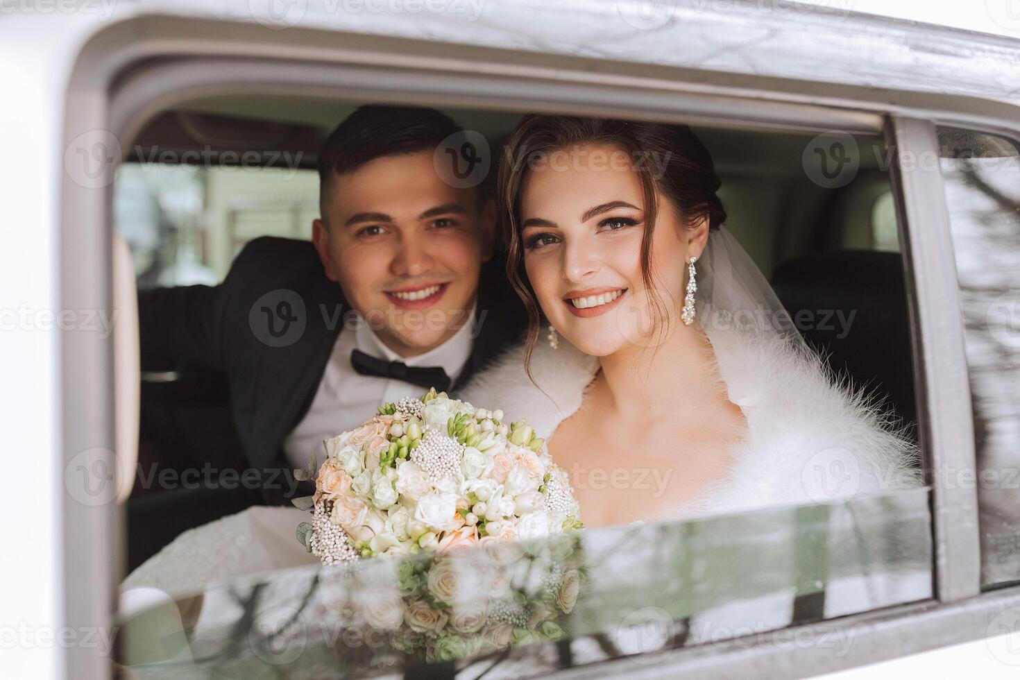 bellissimo sposa e sposo guardare a il telecamera mentre seduta nel un' elegante bianca macchina. bellissimo nozze. sorridente nozze coppia foto