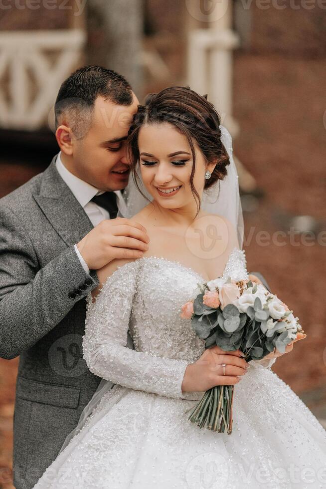 ritratto. il sposa e sposo siamo in piedi, Tenere un' mazzo, in posa nel il foresta. un' camminare nel il foresta. inverno nozze foto