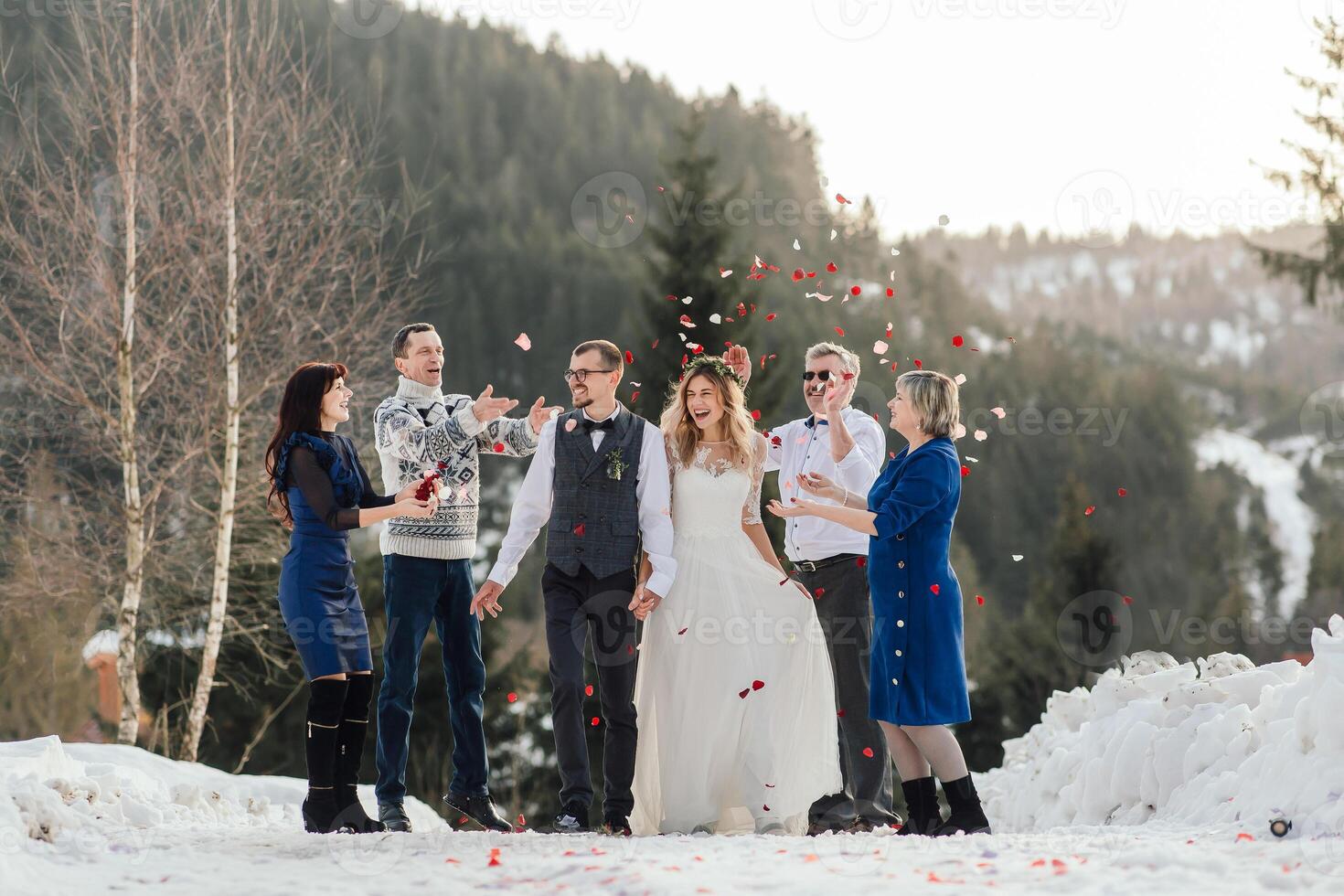 matrimoni, coppie e famiglia festeggiare matrimonio per impegno, fiducia o relazione sostegno. ritratto di sposato sposa e sposo con contento genitori. nozze nel inverno foto