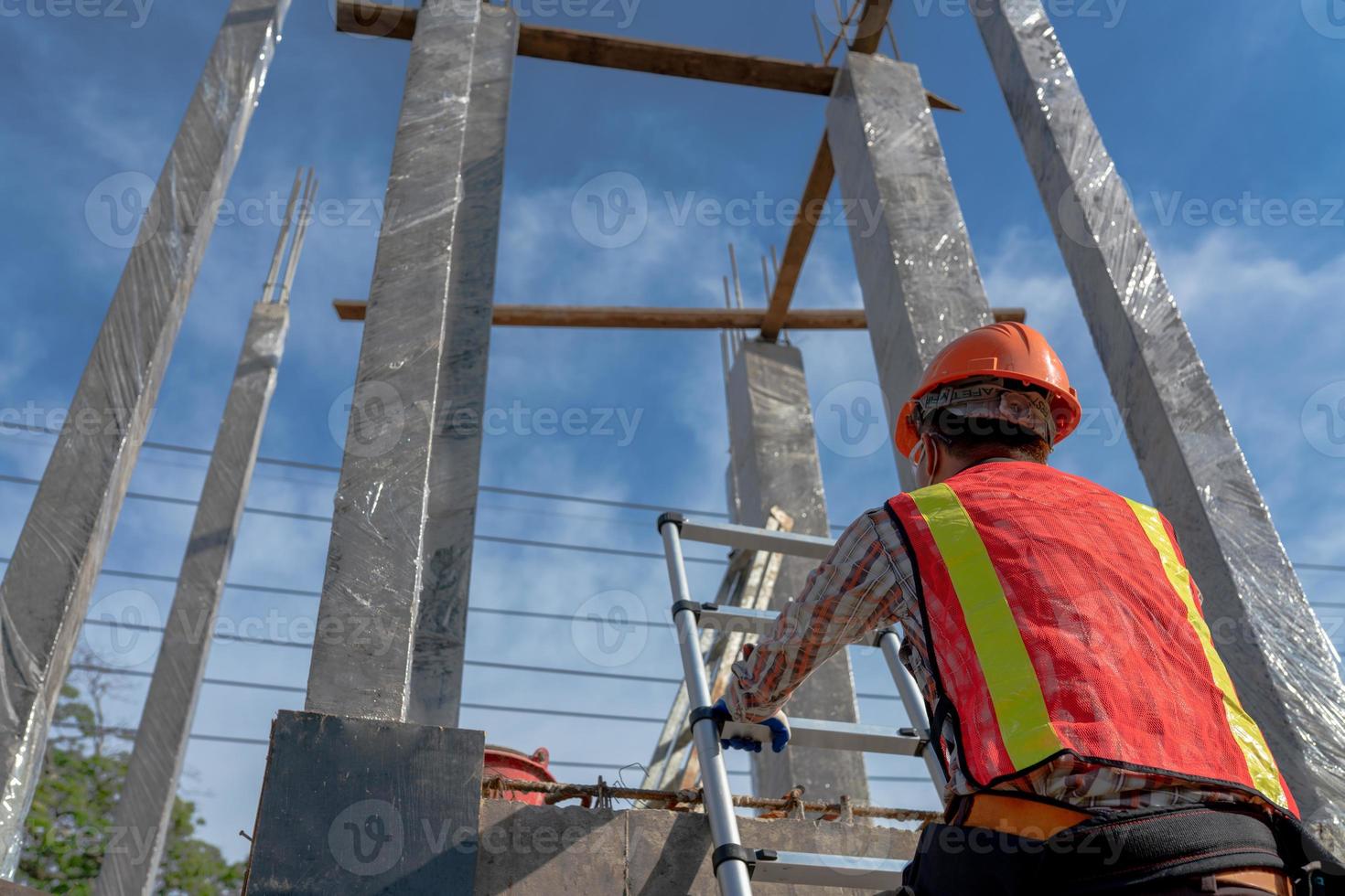 lavoratore di schiena in uniforme al cantiere foto