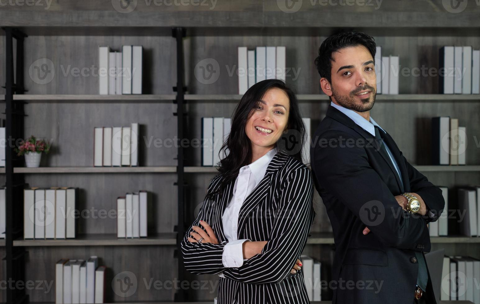 giovane imprenditrice caucasica parlando con uomo d'affari del Medio Oriente in ufficio. concetto di business foto