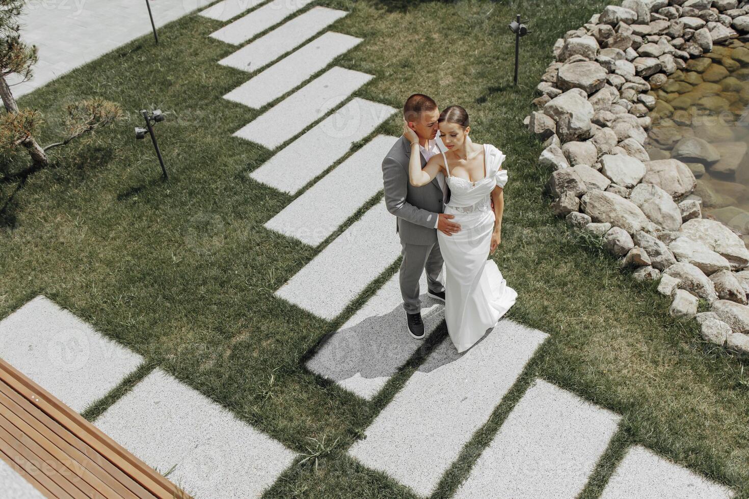 pieno lunghezza ritratto di giovane sposa e sposo in esecuzione su verde erba, superiore Visualizza. contento nozze coppia a passeggio, copia spazio foto