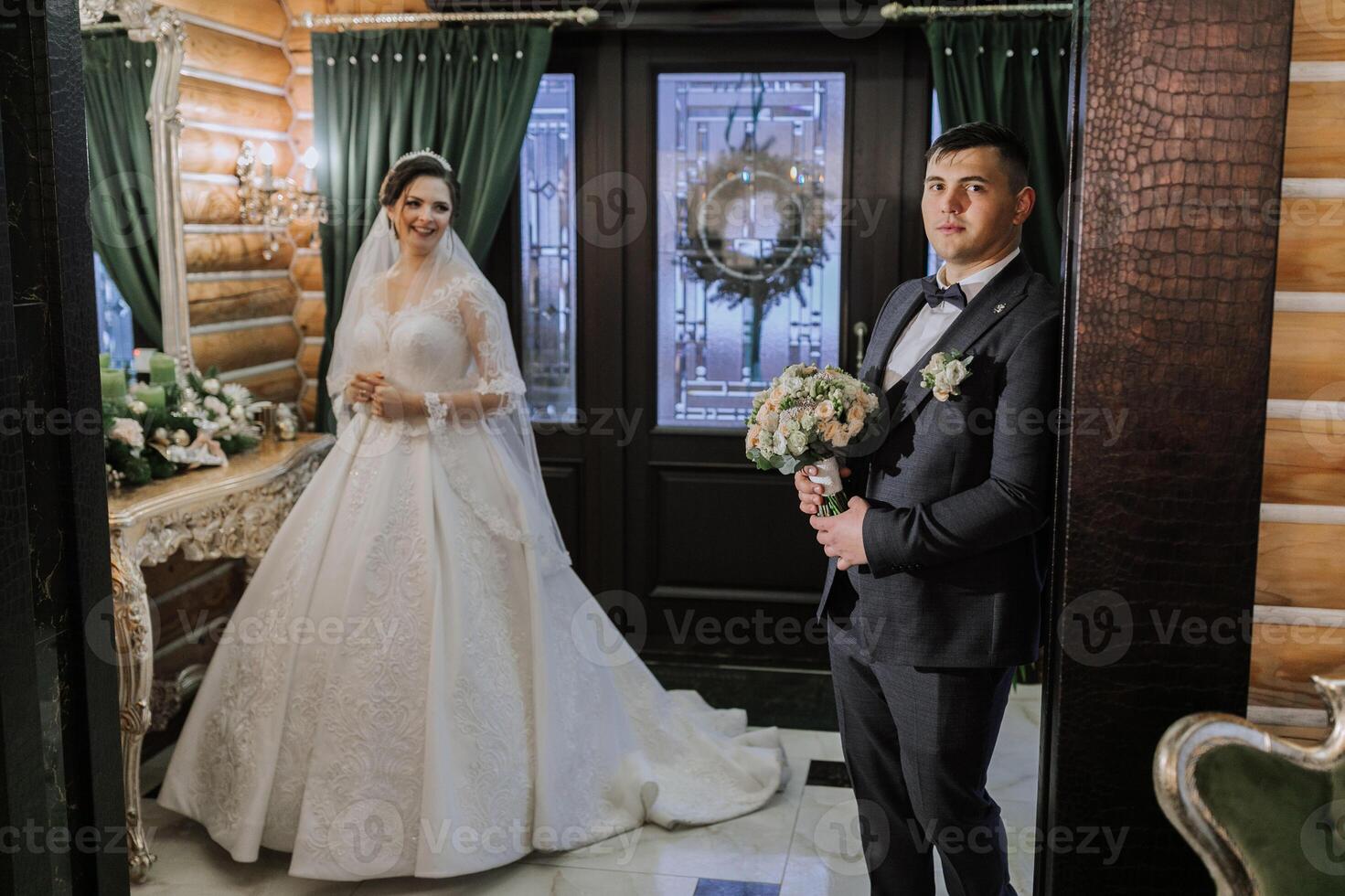 contento sposa e sposo nel il sala di un' moderno Hotel. inverno nozze. foto