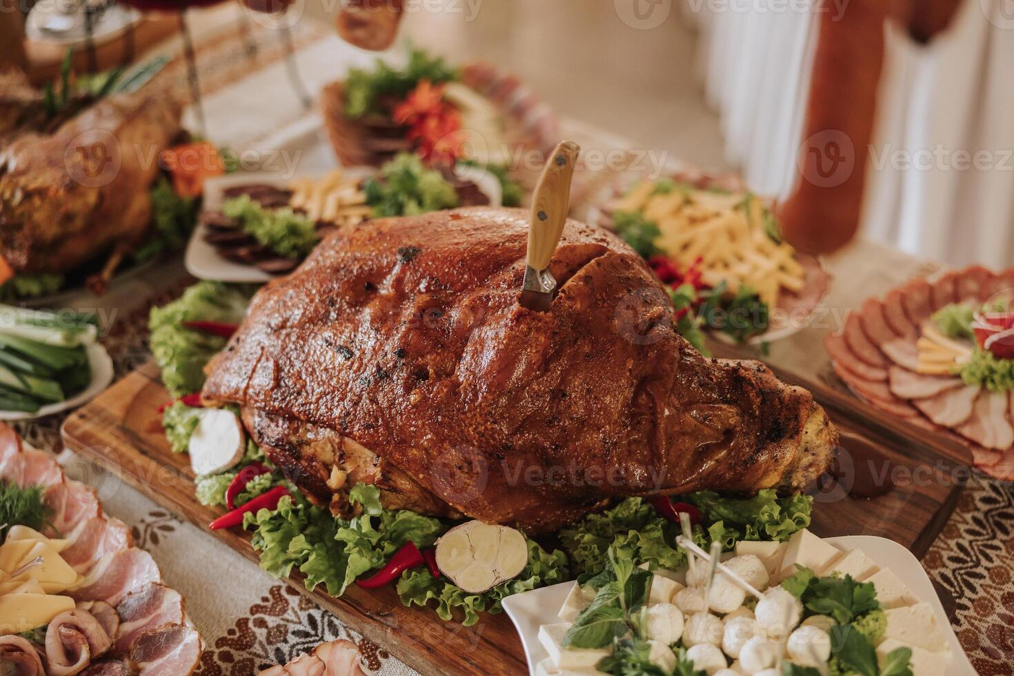 cosacco tavolo. banchetto sala carne ossequi per ospiti. fatti in casa ritagli. Maiale filetto. delizioso carne tagli. carne piatto. delizioso composizioni a partire dal affumicato menta. Villetta formaggio. foto