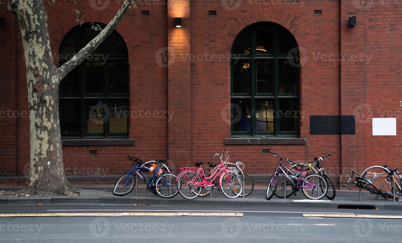 bicicletta parcheggiata davanti all'edificio foto
