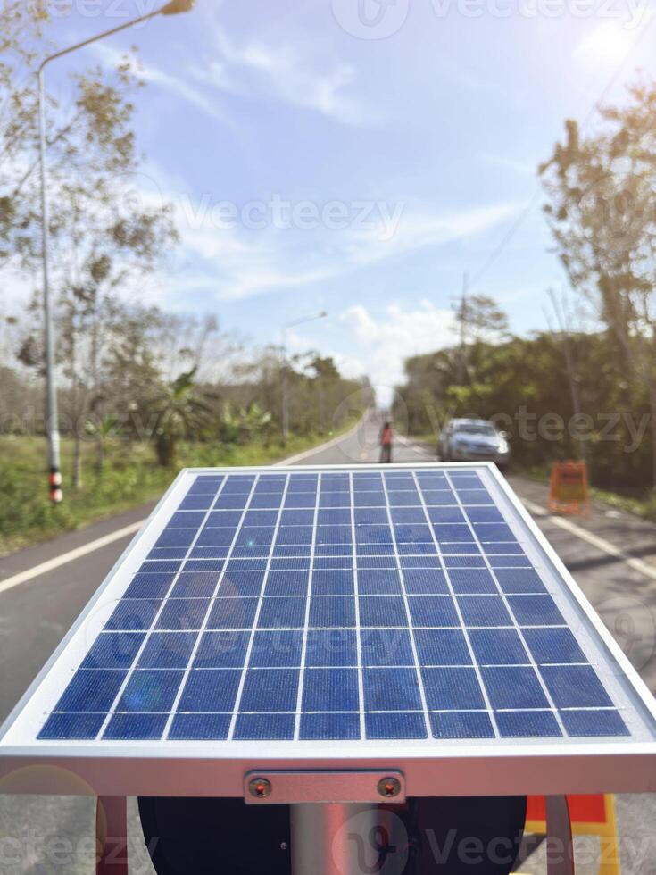 solare pannelli catturare luce del sole per essere riutilizzato come elettricità per uso nel strada sicurezza applicazioni. foto