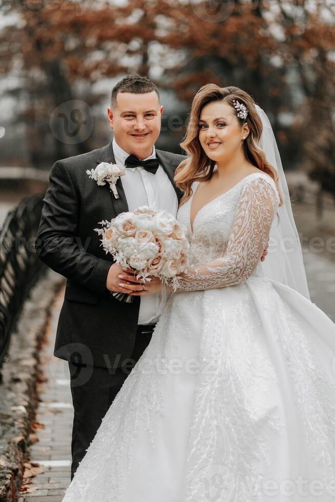 nozze coppia nel amore. un' bellissimo sposa e un elegante sposo teneramente abbraccio e godere il giorno. un' elegante coppia di Novelli sposi. concetto di matrimonio foto