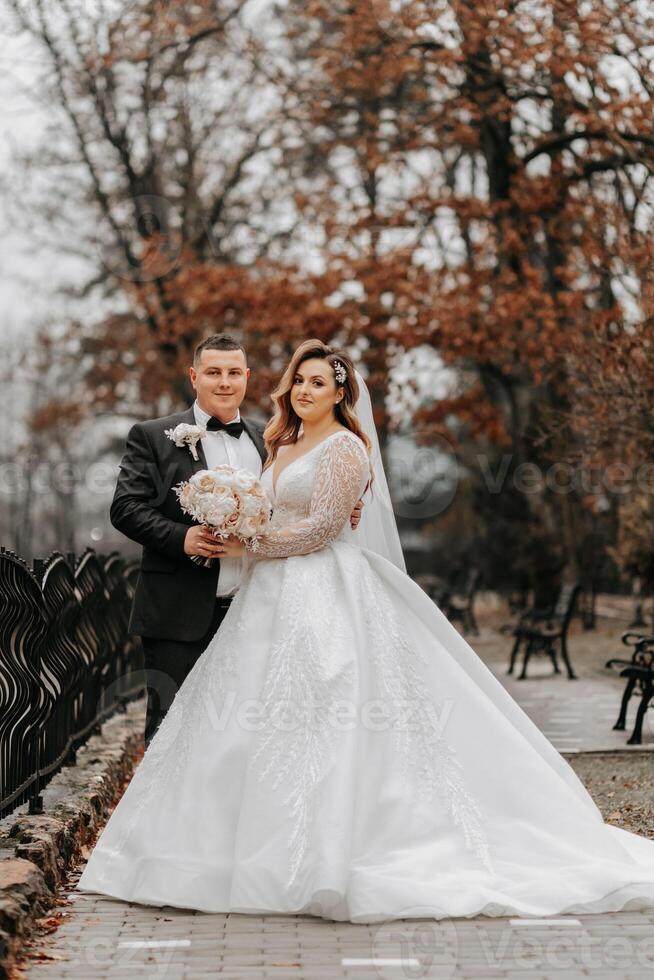 nozze coppia nel amore. un' bellissimo sposa e un elegante sposo teneramente abbraccio e godere il giorno. un' elegante coppia di Novelli sposi. concetto di matrimonio foto