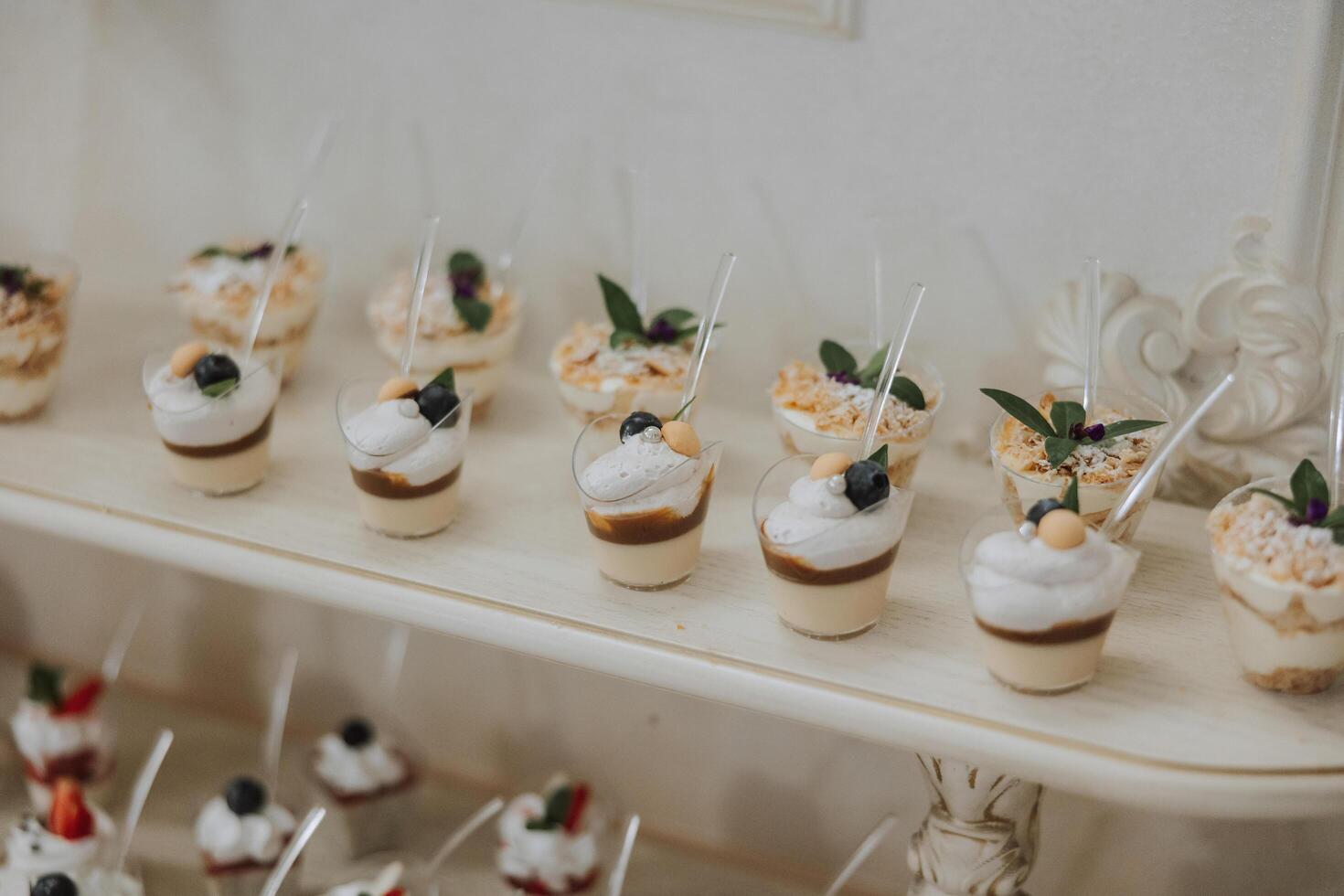 mandorla biscotti e vario dolce torte per un' nozze banchetto. un' delizioso ricezione, un' lussuoso cerimonia. tavolo con dolci e dolci. delizioso colorato francese dolci su un' piatto o tavolo. foto