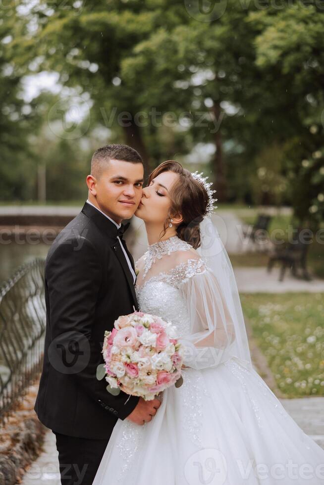 nozze. amore e coppia nel giardino per nozze. festeggiare il cerimonia e impegno. Salva il Data. fiducia. il sposo abbraccia il sposa. tenero baci. coppia nel amore. nozze ritratto foto