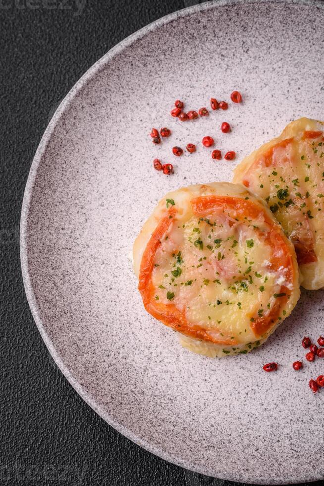 delizioso al forno pesce filetto con formaggio, pomodori, sale, spezie e erbe aromatiche foto