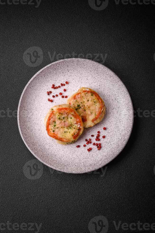 delizioso al forno pesce filetto con formaggio, pomodori, sale, spezie e erbe aromatiche foto