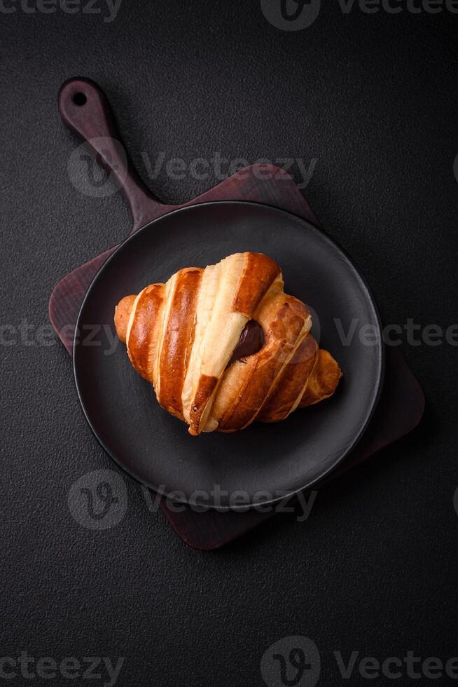 delizioso croccante dolce brioche cornetta con cioccolato foto