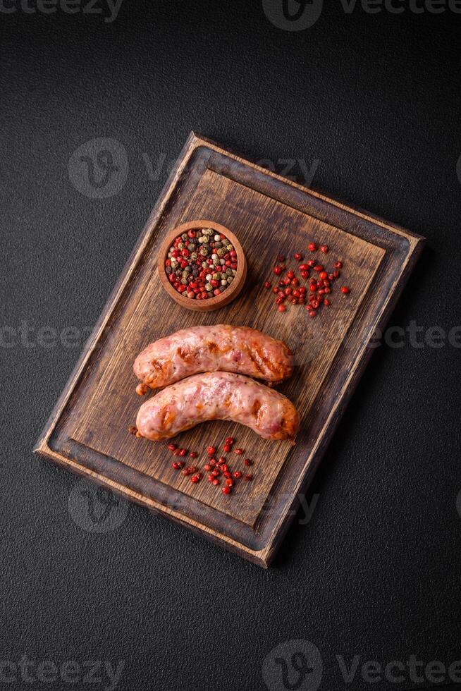 delizioso grigliato pollo o Maiale salsicce con sale e spezie foto