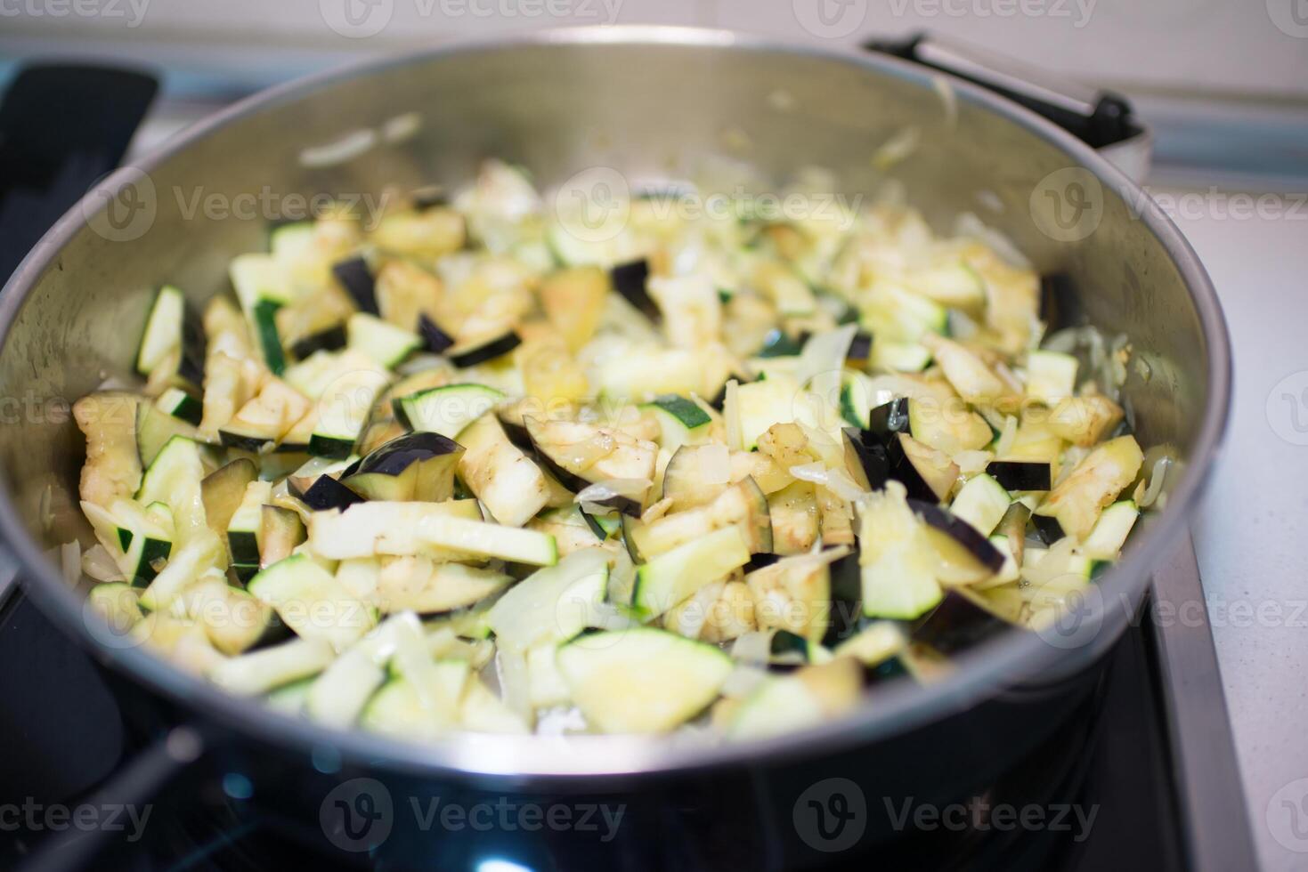 cucinando padella riscaldamento a dadini verdure foto