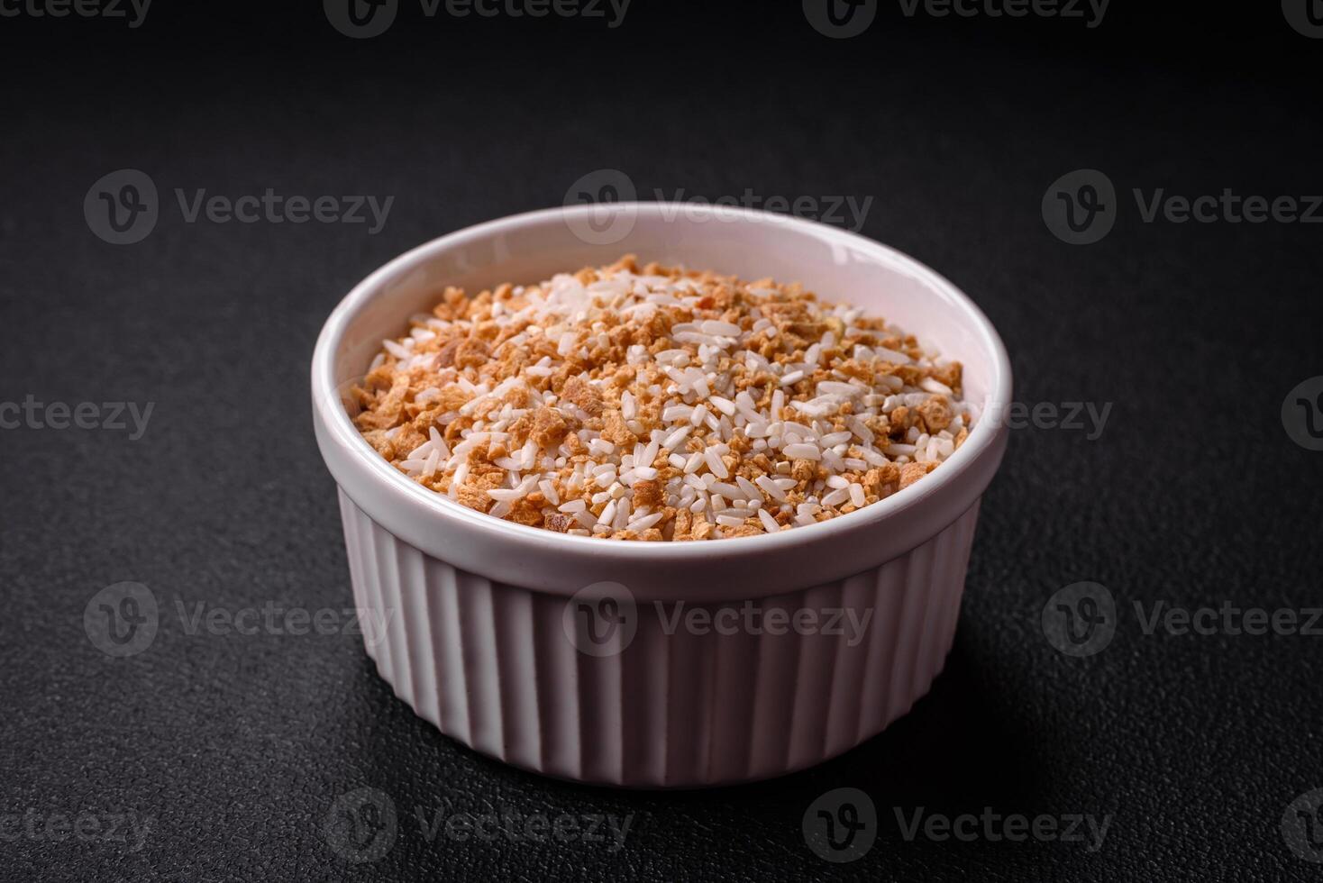 grande cereali di crudo bianca riso nel un' ceramica ciotola foto