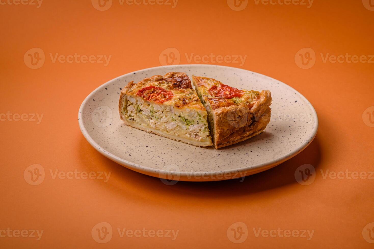 delizioso quiche con pomodoro, formaggio, pollo, spezie e erbe aromatiche foto