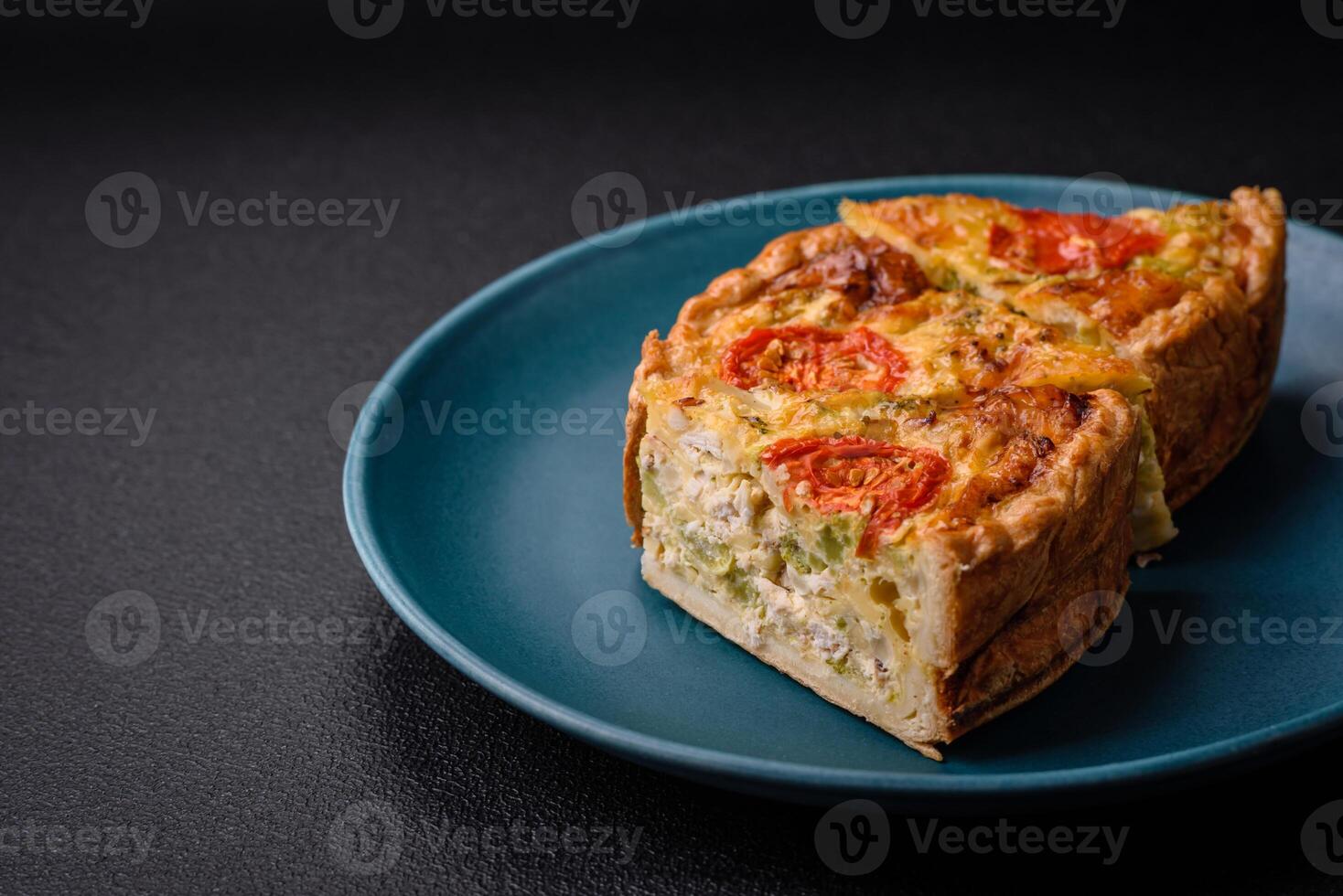 delizioso quiche con pomodoro, formaggio, pollo, spezie e erbe aromatiche foto