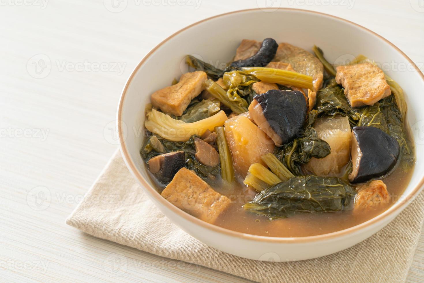 stufato di verdure cinese con tofu o zuppa di verdure miste foto