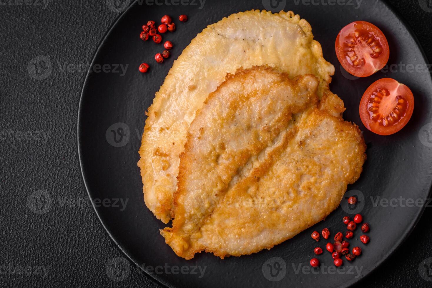 delizioso malconcio pollo Seno braciole con sale, spezie e erbe aromatiche foto