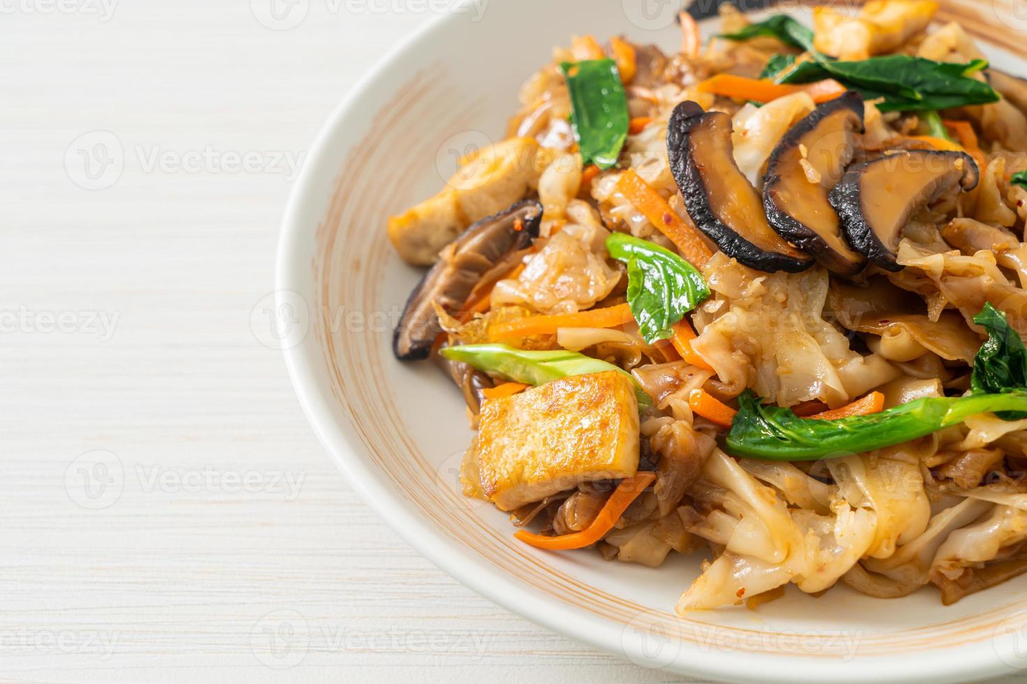 noodles saltati in padella con tofu e verdure foto